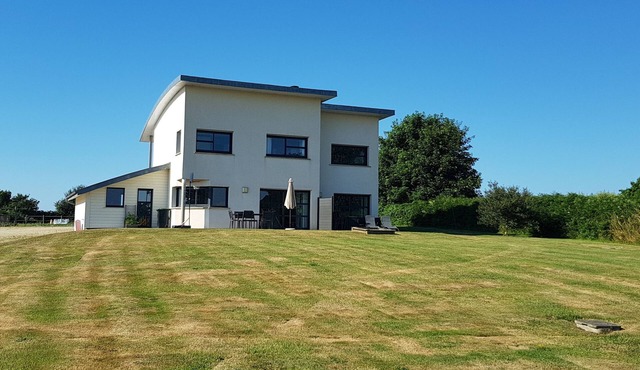 Spacious family home - land and sea views - quiet, close to beaches. 8 p.