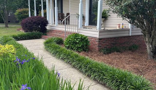 Spacious family home minutes from public boat launch, shopping and hospitals.