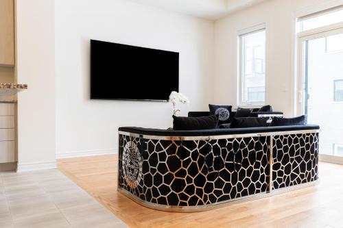 Spacious Family Home Near Airport & Wonderland