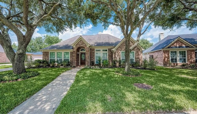 Spacious Family Home Near Attractions – Perfect for Kids & Pets!