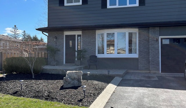 Spacious Family Home Quiet Street Dining & Shops Nearby 20 Mins to Airport