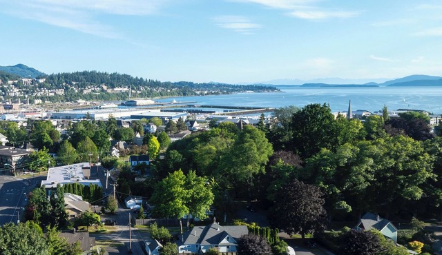 Spacious Family Home in Elizabeth Park: Parlor, GameRoom, Gazebo, Big Kitchen!