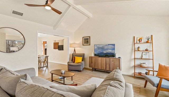 Spacious family home at base of Mt. Elden w/Cedar-plank Sunroom & Hot tub