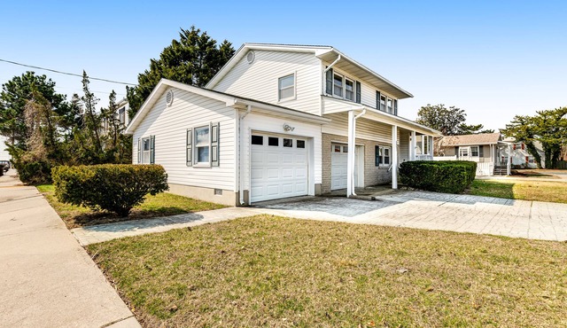 Spacious Family Home with Full Kitchen & Deck - Close to the Beach