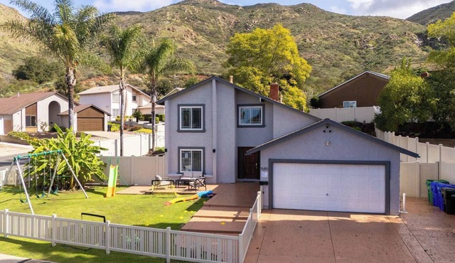 Spacious Family Home w/Kids Playset And Fire Pit!