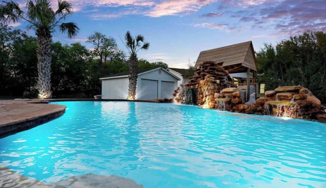 Spacious Family Home w/Pool + Grill near DT Kyle