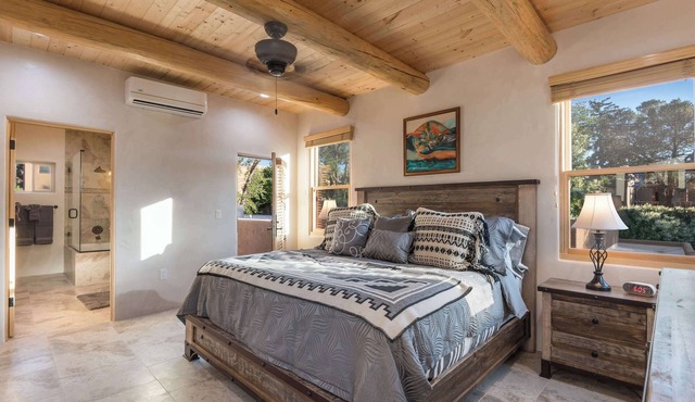 Spacious Family Home, Walk to Plaza and Fort Marcy