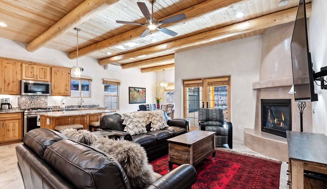 Spacious Family Home, Walk to Plaza and Fort Marcy