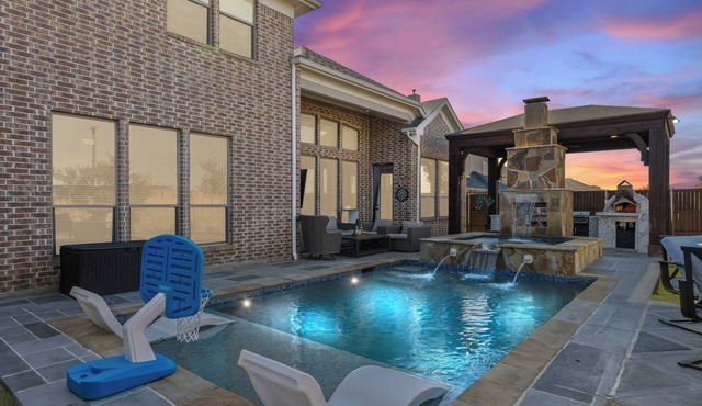 Spacious Family Home with Heated Pool, Spa, Media Room & Pizza Oven