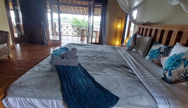 Spacious family Villa with freshwater pool, private garden, South West Lombok