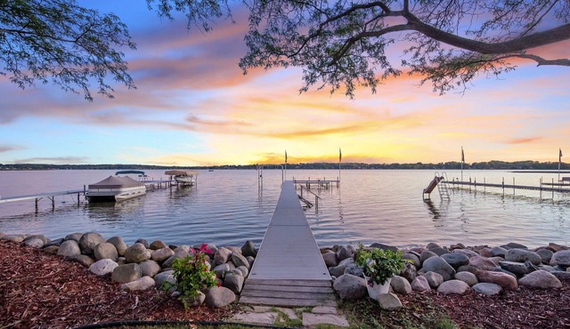 Spacious Family Lakefront Retreat