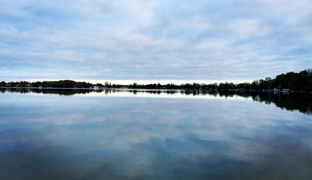 Spacious Family Lake House in Quiet Neighborhood