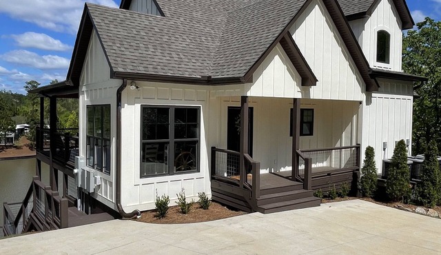 Spacious family lake house and game day retreat on beautiful Lake Martin Alabama