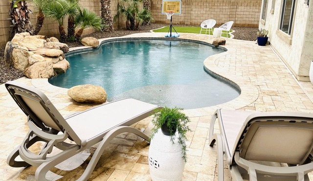Spacious Family Oasis - 4+ bedroom -Beautifully Clean - Pool