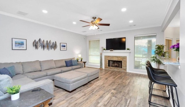 Spacious Family Oasis w/Pool, 7BR & Near Downtown