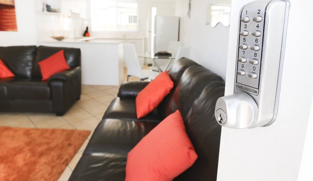 Spacious, family & pet friendly, Lovely Courtyard, Central Location, Free Wi Fi