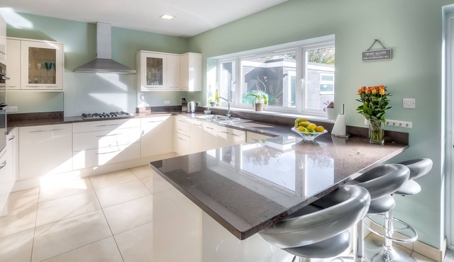 Spacious Family Retreat Near Felpham Beach