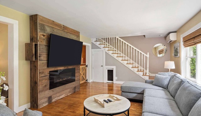 Spacious Family Retreat, Two Living Rooms, Hot Tub