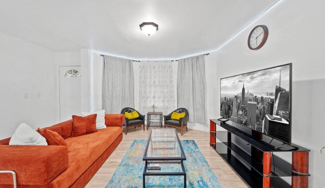 Spacious, Family-Ready Stay Minutes from Manhattan