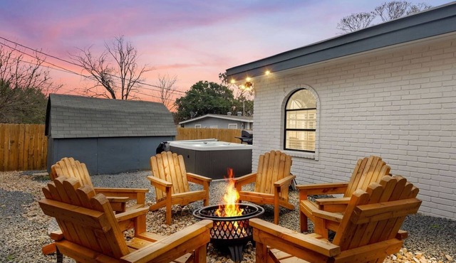 Spacious Family Retreat- Hot Tub, Games & Fire Pit