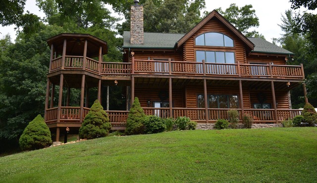 SPACIOUS FAMILY RETREAT NEAR ALL THE FUN! STUNNING VIEW, EASY ACCESS.