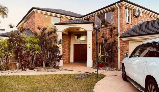 Spacious Family Retreat with Pool in Carindale