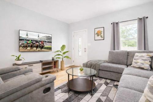 Spacious Family Retreat - Churchill Downs & Downtown
