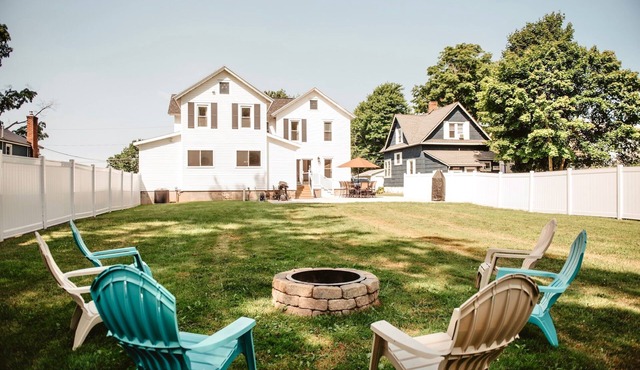 Spacious Family Retreat near the Lake ~ Huge Yard!