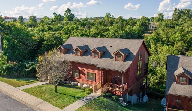 Spacious Family Retreat - Cedar Cabin just MINUTES from Attractions!