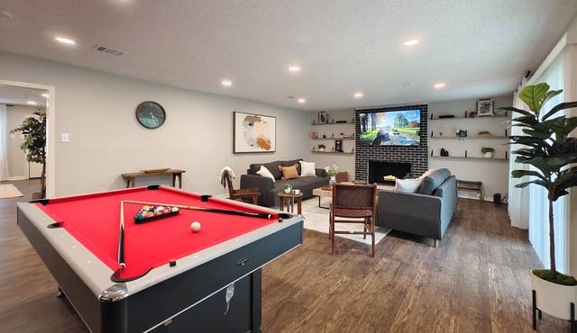 Spacious Family Retreat – 2 King Suites, Pool Table, & Backyard Oasis