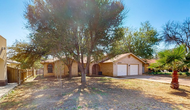 Spacious family retreat close to park, with WiFi, central AC, W/D, work space