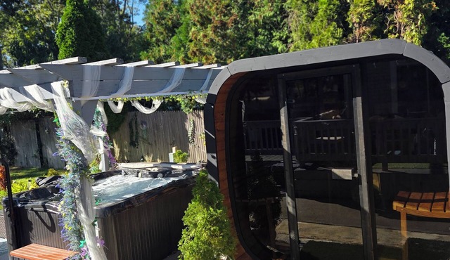 Spacious Family Retreat with Heated Pool, Hot Tub, Sauna, basketball & Golf.