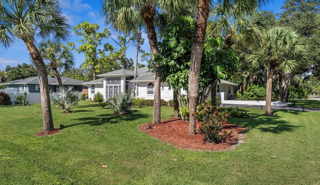 Spacious Family Retreat with Private Pool, Volleyball, and close to the Beach!