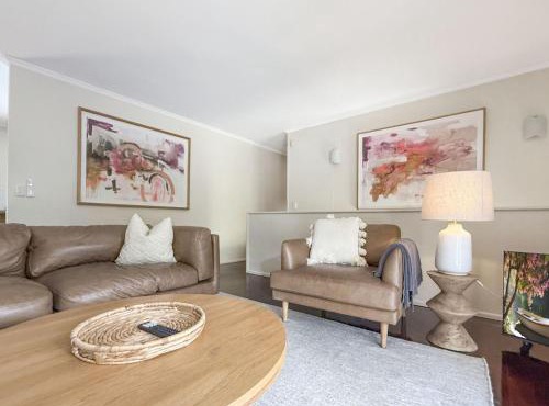 Spacious Family Retreat with Pool Pet friendly by Custom Bnb Hosting