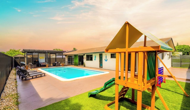 Spacious Family Retreat w/Pool, Large Yard, Theater, Near Zoo Miami & Keys