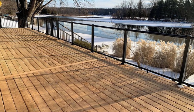 Spacious family Riverfront Cottage with Large Deck, Only Steps from the Water
