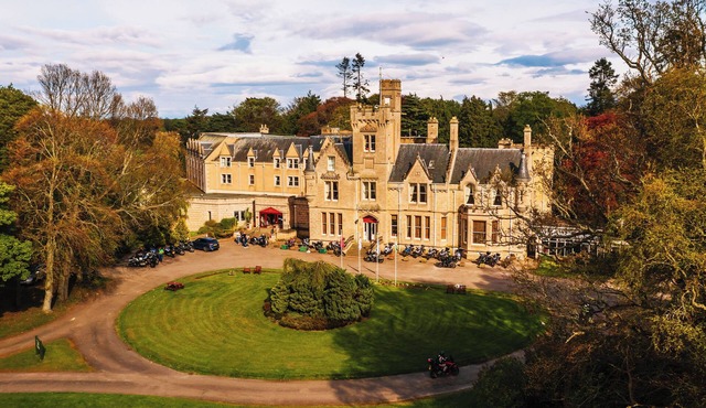 Spacious Family Room: Right in the Heart of the City | Near Inverness Airport