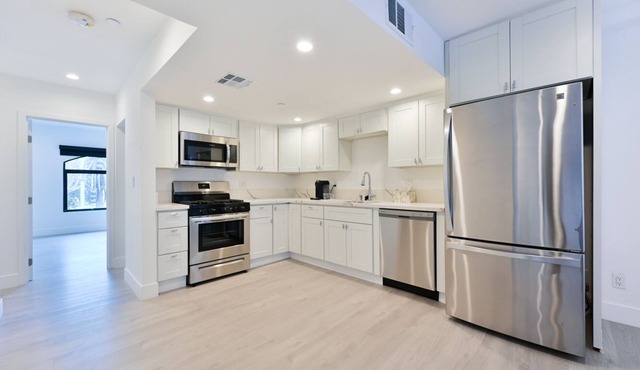 Spacious Family-Sized Apartment. Amazing views steps from the beach!