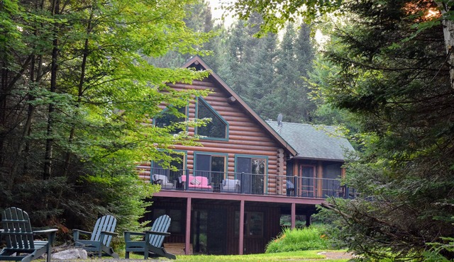 Spacious, family-sized, pet-friendly chalet style log home on Lake Chippewa.