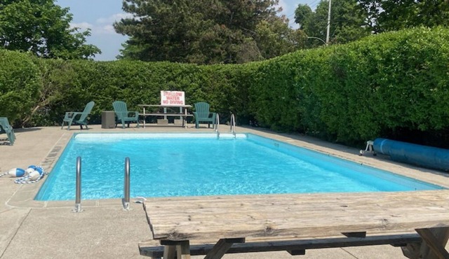 Spacious Family Sized Townhouse with Fireplace, Patio , Parking