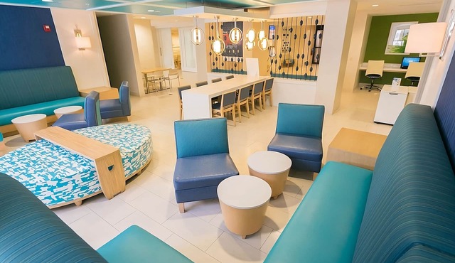 Spacious Family Suite W/Swimming Pool, Shuttle Service to Orlando Theme Parks!