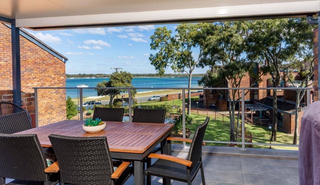 Spacious Family Unit With Incredible Water Views