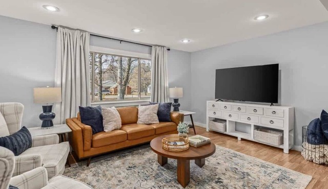 Spacious Family Haven - Walk to Downtown & JBU