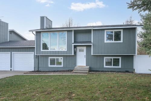 Spacious Family Villa only 13 mi from Silverwood