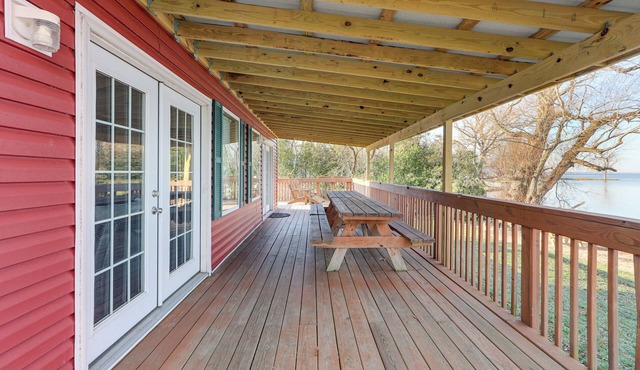 Spacious Family Winter Retreat on Oneida Lake!