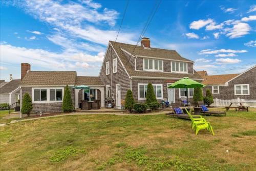 Spacious FamilyOceanfront 6BR Across Craigville Beach