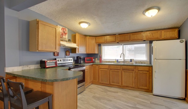 Spacious Fancy Hill Home: Hot Tub + Outdoor Spots!