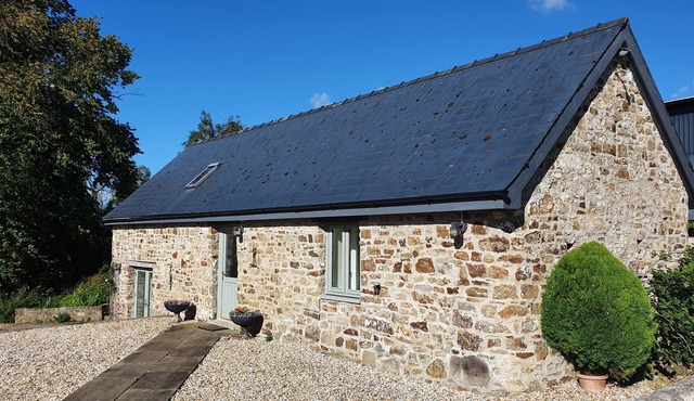 Spacious farm cottage full of character - rural yet close to beaches & castles