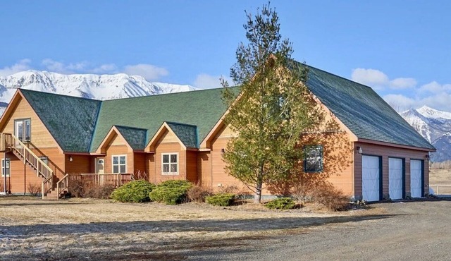 Spacious Farm House with Stunning Mountain Views