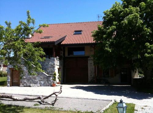 Spacious Farmhouse Apartment, by Lake & Mountains